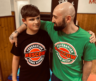 Тренер с учеником в футболках федерации Moscow Khmer Boxing