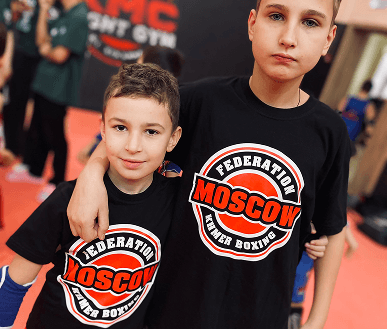 Двое учеников в футболках федерации Moscow Khmer Boxing