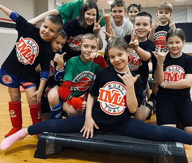 Групповое фото детской группы на матах в спортивном зале