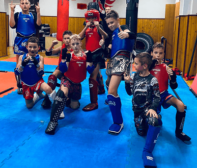 Групповое фото детей на тренировке в зале