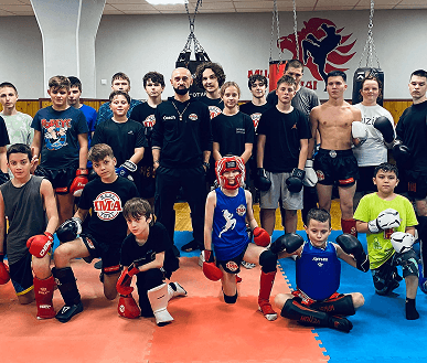 Общее фото команды федерации в спортивном зале