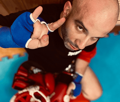 Селфи тренера в боксерских перчатках