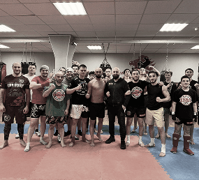 Групповое фото команды с спортивного зала