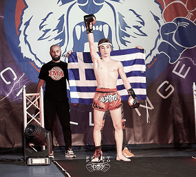 Победная стойка бойца в красном