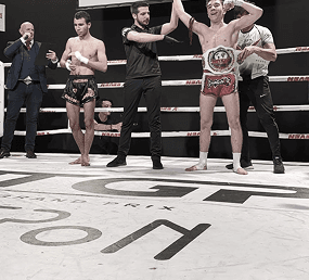 Рефери на ринге с двумя бойцами перед поединком