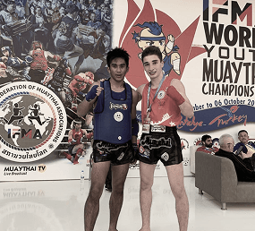 Дружеское фото двух бойцов с противоположных команд