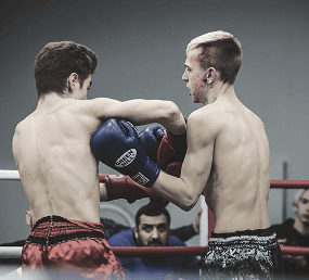 Бой между двумя молодыми спортсменами